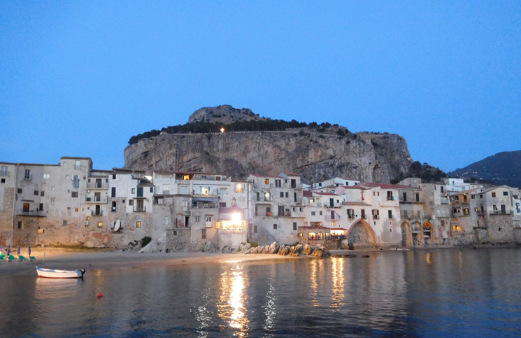 Cefalu, na Sicília, é uma bonita cidade medieval